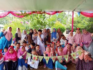 Keseruan bersama orangtua murid dalam kegiatan market day